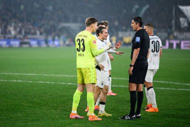 MOENCHENGLADBACH, GERMANY - 8 NOVEMBER, 2025: Moritz Nicolas, Rocco Reitz, Deniz Aytekin, Alman derneği, futbol hakemi - Bundesliga Borussia Moenchengladbach - 1. FC Koeln Borussia Parkı 'nda. 