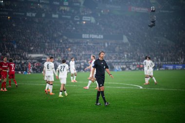 MOENCHENGLADBACH, GERMANY - 8 Kasım 2025: Deniz Aytekin, Alman derneği, futbol hakemi - Bundesliga Borussia Moenchengladbach 1 'e karşı futbol maçı. FC Koeln Borussia Parkı 'nda. 