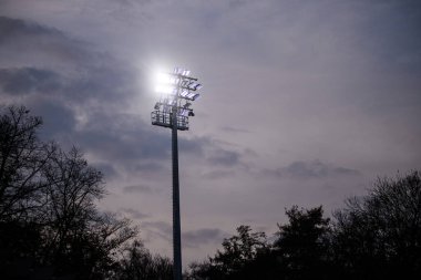 COLOGNE, Almanya - 9 Kasım 2025 - Frauen Bundesliga 1 'in futbol maçı. FC Koeln, Franz Kremer Stadyumu 'nda TSG Hoffenheim' a karşı.. 