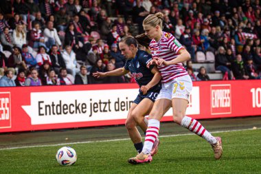 COLOGNE, ALMANY - 9 Kasım 2025: Marie Steiner, Anna-Lena Stolze - Frauen Bundesliga 1 'in futbol maçı. FC Koeln, Franz Kremer Stadyumu 'nda TSG Hoffenheim' a karşı.. 