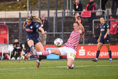COLOGNE, ALMANY - 9 Kasım 2025: Janna Grimm, Marina Hegering - Frauen Bundesliga 1 'in futbol maçı. FC Koeln, Franz Kremer Stadyumu 'nda TSG Hoffenheim' a karşı.. 