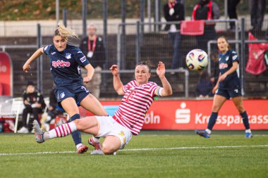 COLOGNE, ALMANY - 9 Kasım 2025: Janna Grimm, Marina Hegering - Frauen Bundesliga 1 'in futbol maçı. FC Koeln, Franz Kremer Stadyumu 'nda TSG Hoffenheim' a karşı.. 