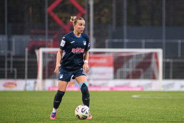 COLOGNE, ALMANY - 9 Kasım 2025 Laura Gloning - Frauen Bundesliga 1 'in futbol maçı. FC Koeln, Franz Kremer Stadyumu 'nda TSG Hoffenheim' a karşı.. 