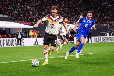 LEIPZIG, GERMANY - 17 Kasım 2025: Leon Goretzka - Dünya Kupası 2026 ön eleme karşılaşması Almanya ile Slovakya arasında Red Bull Arena 'da.