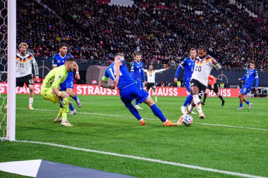 LEIPZIG, GERMANY - 17 Kasım 2025: Serge Gnabry, Milan Skriniar, Martin Dubravka - Dünya Kupası eleme karşılaşması Almanya - Red Bull Arena 'da Slovakya' ya karşı.
