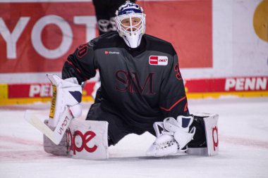 COLOGNE, Almanya - 21 Kasım 2025 Janne Juvonen - Hokey maçı DeL Koelner Haie - Lanxess Arena 'da Augrsburger Panter.