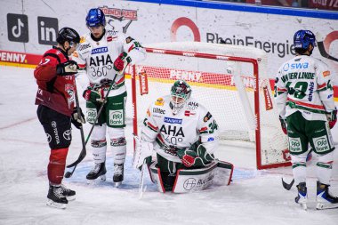 COLOGNE, GERMANY - 21 Kasım 2025 - Hokey maçı DeL Koelner Haie - Lanxess Arena 'da Augrsburger Panter.