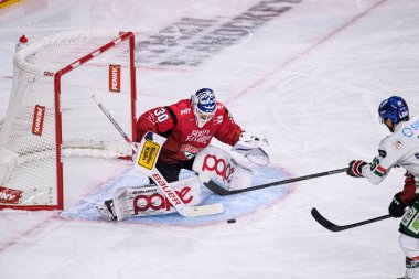 COLOGNE, Almanya - 21 Kasım 2025 Janne Juvonen - Hokey maçı DeL Koelner Haie - Lanxess Arena 'da Augrsburger Panter.