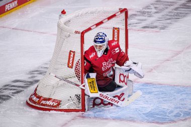 COLOGNE, Almanya - 21 Kasım 2025 Janne Juvonen - Hokey maçı DeL Koelner Haie - Lanxess Arena 'da Augrsburger Panter.