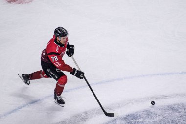 COLOGNE, GERMANY - 21 Kasım 2025: Dominik Bokk - Hokey maçı DEL Koelner Haie - Lanxess Arena 'da Augrsburger Panter.