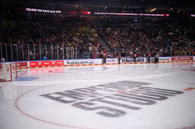 COLOGNE, GERMANY - 21 Kasım 2025 - Hokey maçı DeL Koelner Haie - Lanxess Arena 'da Augrsburger Panter.