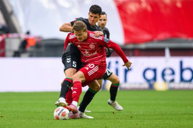 DÜKSELDORF, Almanya - 22 Kasım 2025: Christian Rasmussen, Tobias Muller - Futbol maçı Bundesliga 2 Fortuna Duesseldorf - 1. Merkur Spiel Arena 'daki FC Magdeburg.