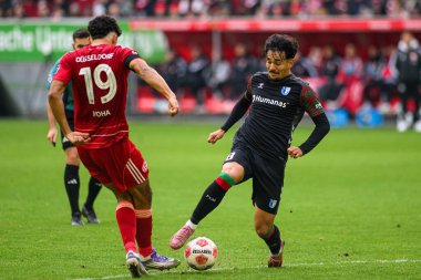 DUSSELDORF, GERMANY - 22 Kasım 2025: Laurin Ulrich, Emmanuel Iyoha - Futbol maçı Bundesliga 2 Fortuna Duesseldorf - 1. Merkur Spiel Arena 'daki FC Magdeburg.