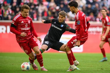DÜKSELDORF, GERMANY - 22 Kasım 2025: Marcus Mathisen, Christian Rasmussen, Anouar El Azzouzi - Futbol maçı Bundesliga 2 Fortuna Duesseldorf - 1. Merkur Spiel Arena 'daki FC Magdeburg.