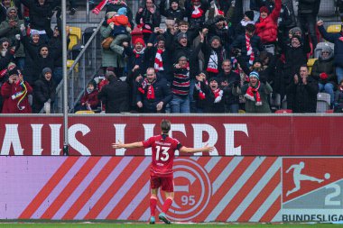 DÜKSELDORF, GERMANY - 22 Kasım 2025: Cedric Itten, gol, taraftarlar, kutlamalar - futbol maçı Bundesliga 2 Fortuna Duesseldorf - 1. Merkur Spiel Arena 'daki FC Magdeburg.