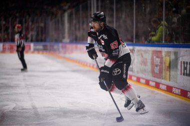 COLOGNE, ALMANY - 23 Kasım 2025: Brady Austin - Hokey maçı DEL Koelner Haie - Lanxess Arena 'da Schwenninger Vahşi Kanatları.