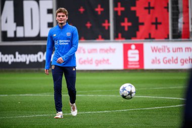 LEVERKUSEN, GERMANY - 24 Kasım 2025: Ben Hawighorst - Bayer 04 Leverkusen 'in UEFA Şampiyonlar Ligi karşılaşmasından önceki antrenmanı Bayarena City' de Manchester City 'ye karşı.
