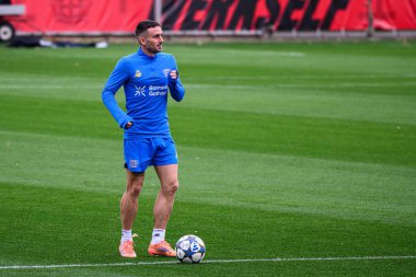 LEVERKUSEN, GERMANY - 24 Kasım 2025: Aleix Garcia - Bayer 04 Leverkusen 'in UEFA Şampiyonlar Ligi karşılaşmasından önceki uygulaması Bayarena' da Manchester City 'ye karşı.