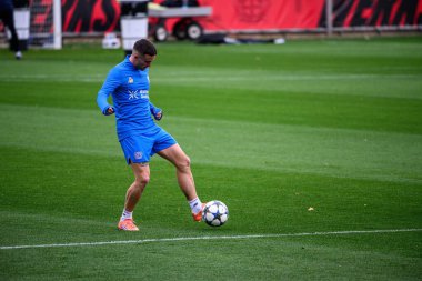 LEVERKUSEN, GERMANY - 24 Kasım 2025: Aleix Garcia - Bayer 04 Leverkusen 'in UEFA Şampiyonlar Ligi karşılaşmasından önceki uygulaması Bayarena' da Manchester City 'ye karşı.