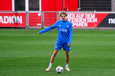 LEVERKUSEN, GERMANY - 24 Kasım 2025: Ferdinand Pohl - Bayer 04 Leverkusen 'in UEFA Şampiyonlar Ligi karşılaşmasından önceki antrenmanı Bayarena City' de Manchester City 'ye karşı.