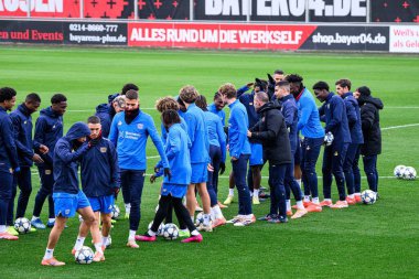 LEVERKUSEN, GERMANY - 24 Kasım 2025: - Bayer 04 Leverkusen 'in UEFA Şampiyonlar Ligi karşılaşmasından önceki uygulaması Bayarena City' de Manchester City 'ye karşı.