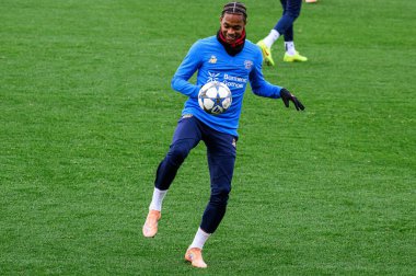 LEVERKUSEN, GERMANY - 24 Kasım 2025: Jeanuel Belocian - Bayer 04 Leverkusen 'in UEFA Şampiyonlar Ligi karşılaşmasından önceki antrenmanı Bayena City' de Manchester City 'ye karşı.