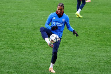 LEVERKUSEN, GERMANY - 24 Kasım 2025: Jeanuel Belocian - Bayer 04 Leverkusen 'in UEFA Şampiyonlar Ligi karşılaşmasından önceki antrenmanı Bayena City' de Manchester City 'ye karşı.