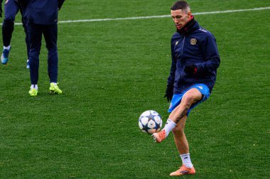 LEVERKUSEN, GERMANY - 24 Kasım 2025: Alejandro Grimaldo - Bayer 04 Leverkusen 'in UEFA Şampiyonlar Ligi karşılaşmasından önceki antrenmanı Bayena City' de Manchester City 'ye karşı.