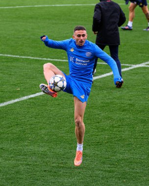 LEVERKUSEN, GERMANY - 24 Kasım 2025: Aleix Garcia - Bayer 04 Leverkusen 'in UEFA Şampiyonlar Ligi karşılaşmasından önceki uygulaması Bayarena' da Manchester City 'ye karşı.