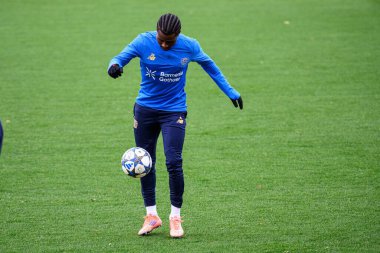 LEVERKUSEN, GERMANY - 24 Kasım 2025: Nathan Tella - Bayer 04 Leverkusen 'in UEFA Şampiyonlar Ligi karşılaşmasından önceki uygulaması Bayarena' da Manchester City 'ye karşı.