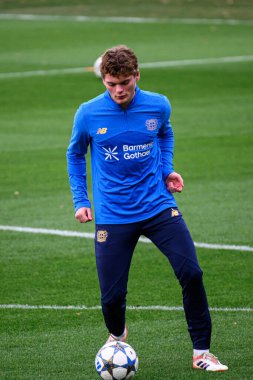 LEVERKUSEN, GERMANY - 24 Kasım 2025: Ben Hawighorst - Bayer 04 Leverkusen 'in UEFA Şampiyonlar Ligi karşılaşmasından önceki antrenmanı Bayarena City' de Manchester City 'ye karşı.