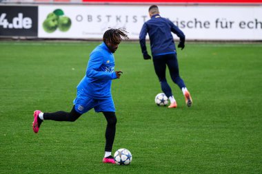 LEVERKUSEN, GERMANY - 24 Kasım 2025: Naba Mensah - Bayer 04 Leverkusen 'in UEFA Şampiyonlar Ligi karşılaşmasından önceki antrenmanı Bayena City' de Manchester City 'ye karşı.