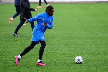 LEVERKUSEN, GERMANY - 24 Kasım 2025: Naba Mensah - Bayer 04 Leverkusen 'in UEFA Şampiyonlar Ligi karşılaşmasından önceki antrenmanı Bayena City' de Manchester City 'ye karşı.