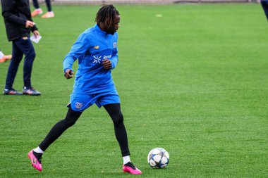 LEVERKUSEN, GERMANY - 24 Kasım 2025: Naba Mensah - Bayer 04 Leverkusen 'in UEFA Şampiyonlar Ligi karşılaşmasından önceki antrenmanı Bayena City' de Manchester City 'ye karşı.