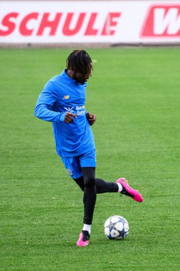 LEVERKUSEN, GERMANY - 24 Kasım 2025: Naba Mensah - Bayer 04 Leverkusen 'in UEFA Şampiyonlar Ligi karşılaşmasından önceki antrenmanı Bayena City' de Manchester City 'ye karşı.