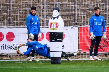 LEVERKUSEN, GERMANY - 24 Kasım 2025: Mark Flekken, Niklas Lomb, Jesper Schlich - Bayer 04 Leverkusen 'in UEFA Şampiyonlar Ligi karşılaşmasından önceki antrenmanı Bayarena City' de Manchester City 'ye karşı.