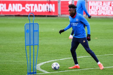 LEVERKUSEN, GERMANY - 24 Kasım 2025: Edmond Tapsoba - Bayer 04 Leverkusen 'in UEFA Şampiyonlar Ligi karşılaşmasından önceki antrenmanı Bayena City' de Manchester City 'ye karşı.