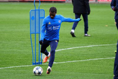 LEVERKUSEN, GERMANY - 24 Kasım 2025: Nathan Tella - Bayer 04 Leverkusen 'in UEFA Şampiyonlar Ligi karşılaşmasından önceki uygulaması Bayarena' da Manchester City 'ye karşı.