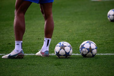 LEVERKUSEN, GERMANY - 24 Kasım 2025: Adidas, futbol topları - Bayer 04 Leverkusen 'in UEFA Şampiyonlar Ligi karşılaşmasından önceki antrenmanı Bayarena City' de Manchester City 'ye karşı.