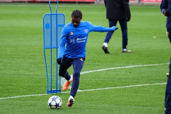 LEVERKUSEN, GERMANY - 24 Kasım 2025: Nathan Tella - Bayer 04 Leverkusen 'in UEFA Şampiyonlar Ligi karşılaşmasından önceki uygulaması Bayarena' da Manchester City 'ye karşı.