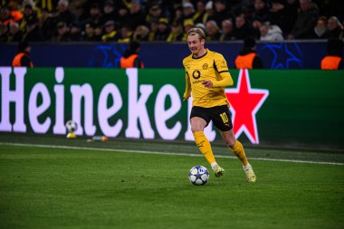 DORTMUND, GERMANY - 25 Kasım 2025: Julian Brandt - UEFA Şampiyonlar Ligi maçı Borussia Dortmund 'a karşı Signal Iduna Park' ta Villarreal CF.