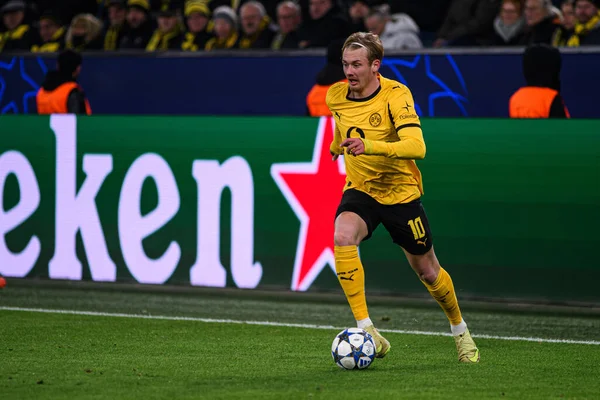 DORTMUND, GERMANY - 25 Kasım 2025: Julian Brandt - UEFA Şampiyonlar Ligi maçı Borussia Dortmund 'a karşı Signal Iduna Park' ta Villarreal CF.
