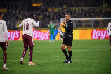 DORTMUND, GERMANY - 25 NOVEMBER, 2025: Pape Gueye, Davide Massa, ITA - UEFA Şampiyonlar Ligi maçı Borussia Dortmund, Signal Iduna Park 'ta Villarreal CF' e karşı.