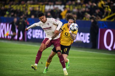 DORTMUND, GERMANY - 25 Kasım 2025: Fabio Silva, Santiago Mourino - UEFA Şampiyonlar Ligi maçı Borussia Dortmund - Villarreal CF 'e karşı Signal Iduna Park.