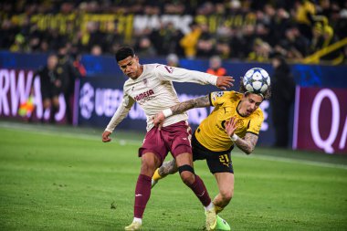 DORTMUND, GERMANY - 25 Kasım 2025: Fabio Silva, Santiago Mourino - UEFA Şampiyonlar Ligi maçı Borussia Dortmund - Villarreal CF 'e karşı Signal Iduna Park.