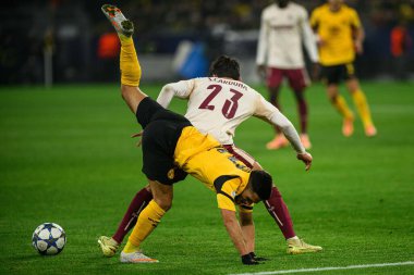DORTMUND, GERMANY - 25 NOVEMBER, 2025: Yan Couto, Sergi Cardona - UEFA Şampiyonlar Ligi maçı Borussia Dortmund - Villarreal CF Signal Iduna Park.