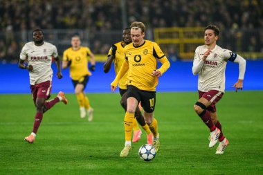 DORTMUND, GERMANY - 25 Kasım 2025: Julian Brandt - UEFA Şampiyonlar Ligi maçı Borussia Dortmund 'a karşı Signal Iduna Park' ta Villarreal CF.