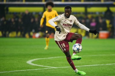 DORTMUND, GERMANY - 25 Kasım 2025: Nicolas Pepe - UEFA Şampiyonlar Ligi maçı Borussia Dortmund 'a karşı Signal Iduna Park' ta Villarreal CF.