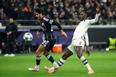 FRANKFURT, GERMANY - 26 NOVEMBER, 2025: Odilon Kossounou, Mahmoud Dahoud - UEFA Şampiyonlar Ligi maçı Eintracht Frankfurt Atalanta Bergamo 'ya karşı Deutsche Bank Park' ta.