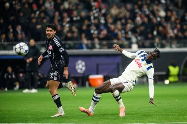 FRANKFURT, GERMANY - 26 NOVEMBER, 2025: Odilon Kossounou, Mahmoud Dahoud - UEFA Şampiyonlar Ligi maçı Eintracht Frankfurt Atalanta Bergamo 'ya karşı Deutsche Bank Park' ta.